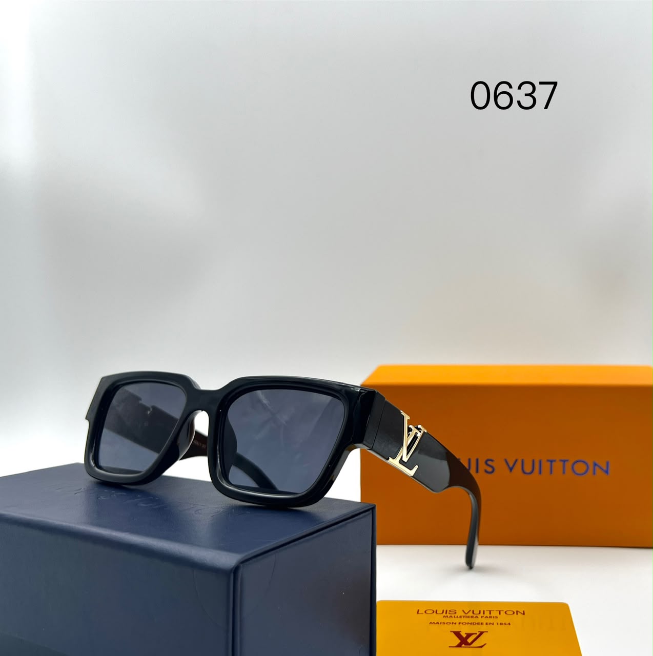 Louis Vuitton 0637 Black Rectangular Sunglasses (Replica)
